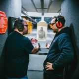 Edgar Antillon spricht mit Joko-Reporter Friedemann Karig am Schießstand.