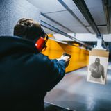 Karig schießt auf eine Zielscheibe.