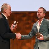Adam Ferguson (r.) nimmt für "Dem Jenseits entkommen", veröffentlicht im stern, in der Elbphilharmonie den Nannen Preis 2018 in der Kategorie "Inszenierte Fotografie" entgegen