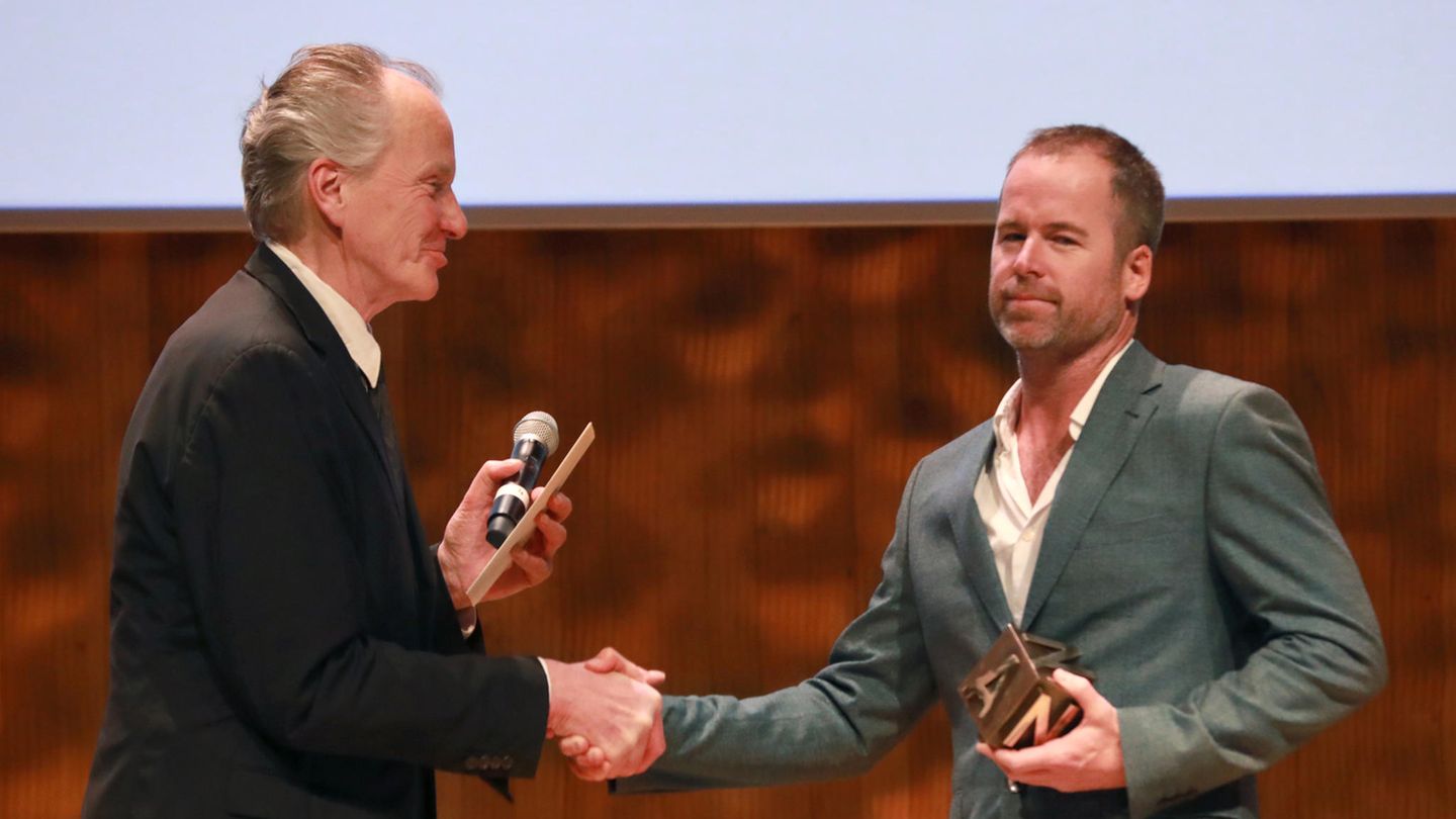 Adam Ferguson (r.) nimmt für "Dem Jenseits entkommen", veröffentlicht im stern, in der Elbphilharmonie den Nannen Preis 2018 in der Kategorie "Inszenierte Fotografie" entgegen