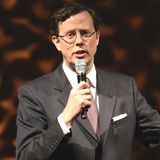 Alexander von Schwerin, Publisher stern-Gruppe, begrüßt die Gäste in der Elbphilharmonie