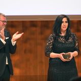 Applaus für eine mutige Journalistin: Souad Mekhennet mit dem Sonderpreis des Nannen Preises, den ihr stern-Chefredakteur Christian Krug für ihre Berichterstattung zu Terror und Extremismus überreicht hat