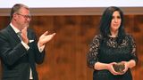 Applaus für eine mutige Journalistin: Souad Mekhennet mit dem Sonderpreis des Nannen Preises, den ihr stern-Chefredakteur Christian Krug für ihre Berichterstattung zu Terror und Extremismus überreicht hat