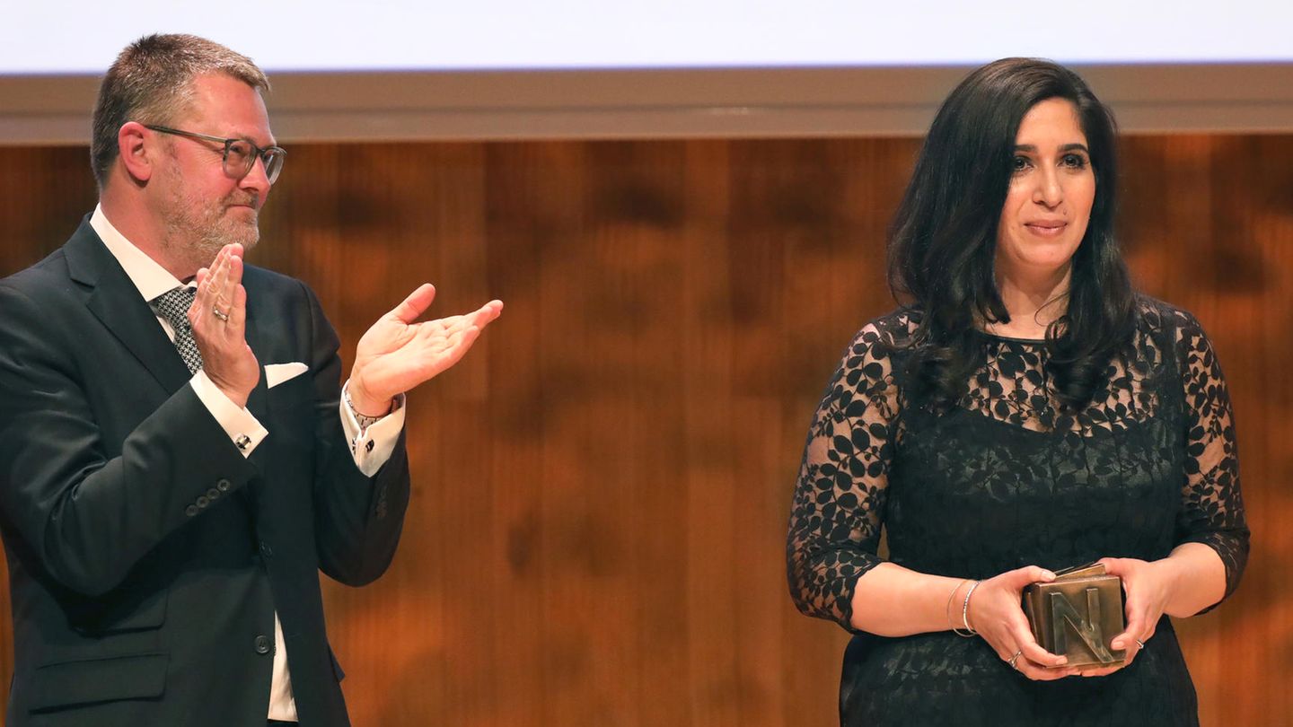 Applaus für eine mutige Journalistin: Souad Mekhennet mit dem Sonderpreis des Nannen Preises, den ihr stern-Chefredakteur Christian Krug für ihre Berichterstattung zu Terror und Extremismus überreicht hat