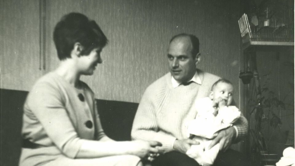 Baby Astrid mit ihren Eltern. Dem Vater macht sie später schwere Vorwürfe