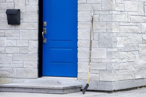 Ein Eishockeyschläger vor einer Tür in Kanada