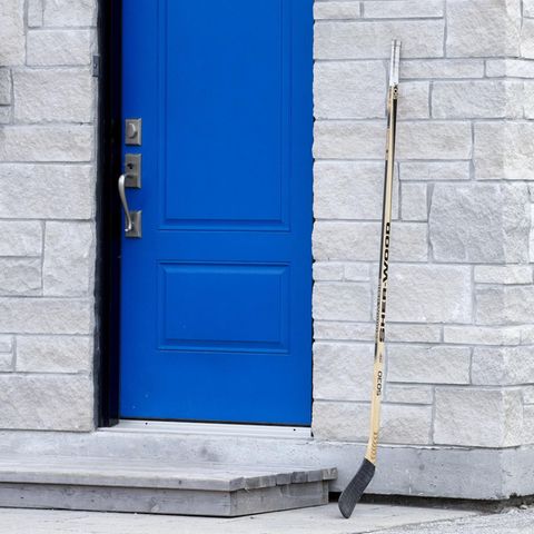 Ein Eishockeyschläger vor einer Tür in Kanada