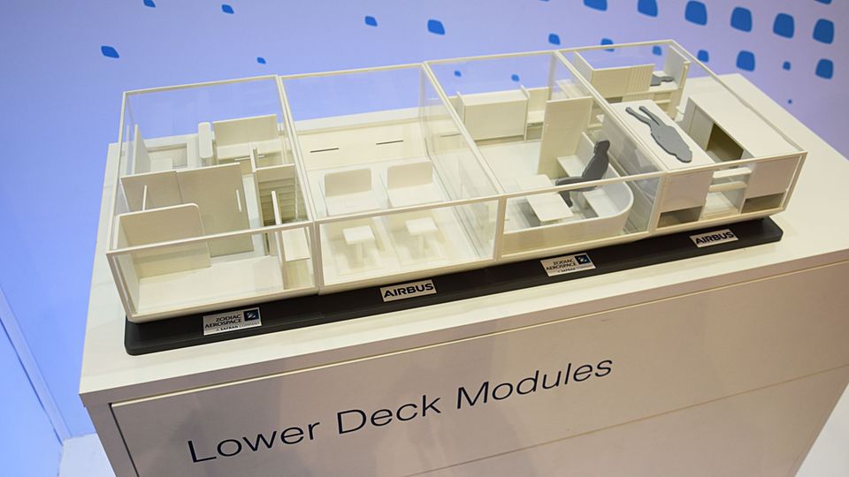 Studie von Airbus: Vier Beispiele für modulare Nutzung des Unterdecks: Statt Cargo-Container könnten Einheiten mit je 10 Quadratmetern Grundfläche für Schlaf- oder Konferenzräume in den Rumpf geschoben werden. Vier Beispiele für modulare Nutzung des Unterdecks: Statt Cargo-Container könnten Einheiten mit je 10 Quadratmetern Grundfläche für Schlaf- oder Konferenzräume in den Rumpf geschoben werden.