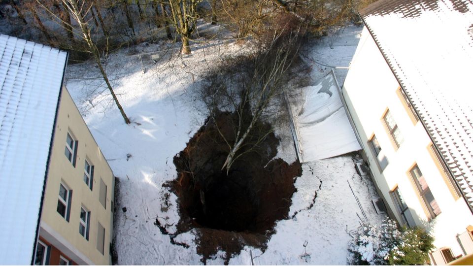 Bergbauschäden: "Siegener Loch": 2004 riss die Erde in einem Garten auf. Ursache war ein altes Erzbergwerk "Siegener Loch": 2004 riss die Erde in einem Garten auf. Ursache war ein altes Erzbergwerk
