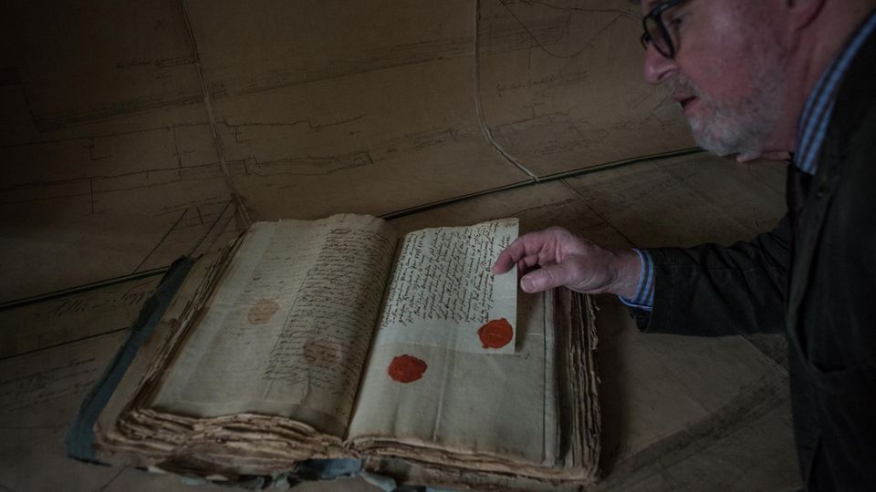 Bergbauschäden: Stollensuche: Meist beginnt die Recherche in antiken Dokumenten Stollensuche: Meist beginnt die Recherche in antiken Dokumenten