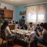 Luxus der Familie: Waschmaschine ohne Anschluss, Flachbildfernseher und Vanyas Handy, das ihr ein wenig Privatsphäre schenkt