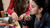 Vor dem Brautmarkt verbringt Vanya zwei Stunden beim Friseur. Für besonders schöne Frauen zahlen die Männer Tausende Euro.
