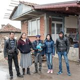 Die Familie verlässt sonntagmorgens das Haus, um in die Kirche zu gehen