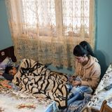 Das Haus besteht nur aus einem Wohnzimmer. Darin kochen sie, schauen Fernsehen, beten, schlafen nebeneinan­der auf dem Boden.