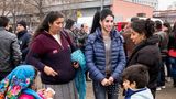 Vanya mit ihrer Mutter, Großmutter und Tante auf dem Brautmarkt.