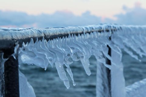 Eiszapfen hängen von einer Schiffsrehling - der Golfstrom schwächt sich ab