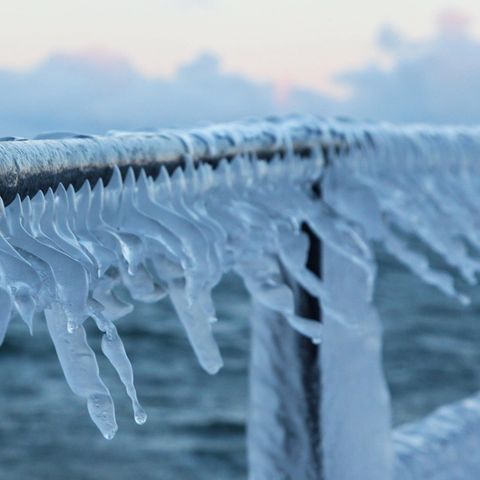 Eiszapfen hängen von einer Schiffsrehling - der Golfstrom schwächt sich ab