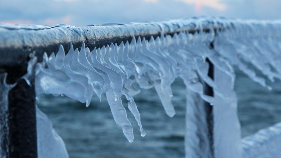Eiszapfen hängen von einer Schiffsrehling - der Golfstrom schwächt sich ab