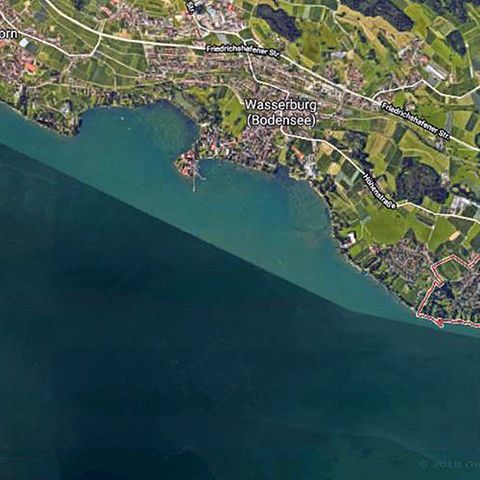 Ein Satellitenbild zeigt das nördliche Ufer des Bodensees mit dem Ort Wasserburg