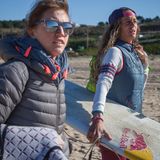 Joko-Reporterin Nele Justus mit Monsterjägerin Justine Dupont – und einem Surfbrett.