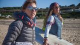 Joko-Reporterin Nele Justus mit Monsterjägerin Justine Dupont – und einem Surfbrett.
