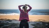 Der Surfsport ist sexistisch. Spon­soringverträge ergattern meist nur Frauen, die in knappen Bikinis ihre Boards am Strand spazieren tragen.