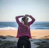 Der Surfsport ist sexistisch. Spon­soringverträge ergattern meist nur Frauen, die in knappen Bikinis ihre Boards am Strand spazieren tragen.