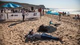 In Nazaré kann man nicht nur Wellen auschecken, sondern auch am Strand liegen.