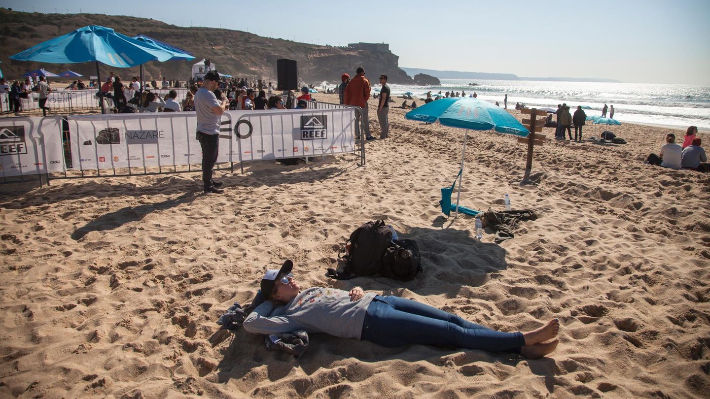 In Nazaré kann man nicht nur Wellen auschecken, sondern auch am Strand liegen.