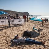 In Nazaré kann man nicht nur Wellen auschecken, sondern auch am Strand liegen.