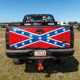 "Truck Balls" unter der Flagge der Südstaaten – was die wohl über das Gemächt des Fahrers aussagen sollen ...