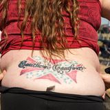 Eine Südstaaten-Dame, die in die umstrittene Flagge der Konföderation den Namen einer Likörmarke hat einstechen lassen