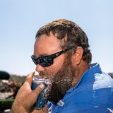 Aus Sicherheitsgründen müssen die Besucher auf Waffen verzichten. Aber mit den Zähnen kann Mann ein paar elementare Dinge auch so erledigen