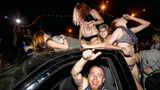 Hoch her geht es in der Titty Lane, der Titten-Gasse, und Treibstoff für Gaffer und Begaffte ist wie überall der Alkohol