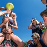 Emma (l.) und ihre Clique trinken bis zur Abfahrt – einer schafft zwei Dosen in fünf Schlucken