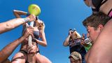 Emma (l.) und ihre Clique trinken bis zur Abfahrt – einer schafft zwei Dosen in fünf Schlucken