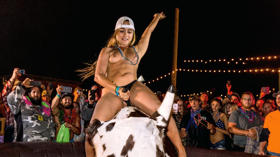 Ashley, 23, gewinnt das Bikini-Bullenreiten im halben Bikini
