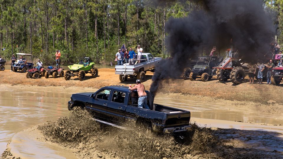 Die Auspuffrohre der "Rollin' Coal"-Diesel-Trucks sind gebaut für besonders schmutzige Abgase – auch ein Beitrag zur Klimadebatte