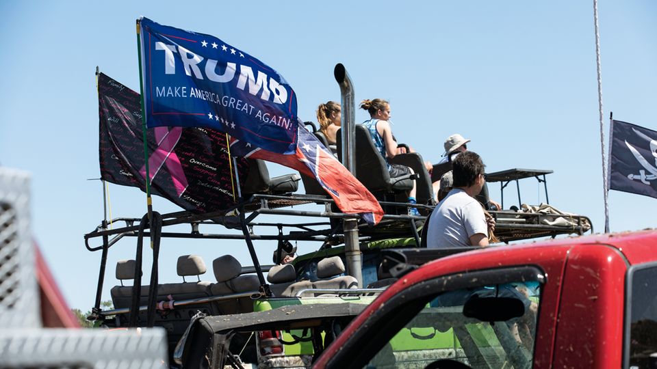 Nicht nur Banales im Schilde: Neben einer Trump-Wahlkampf-Fahne flattert das pinkfarbene Symbol des Kampfes gegen Brustkrebs