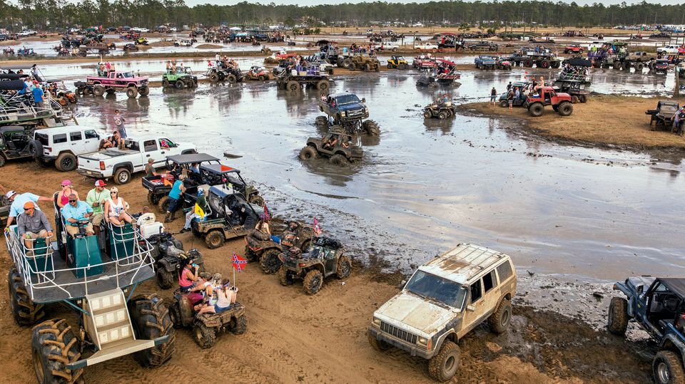 Im Schlammloch zeigt sich, wer seinen Monstertruck am besten beherrscht