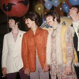 Juni 1967: die Beatles backstage während einer Live-Übertragung des "Sgt. Pepper's Lonely Hearts Club Band"-Albums. Mit diesem Album und vielen weiteren Songs mit psychedelischen Elementen begeistern sie damals die Mengen. 
