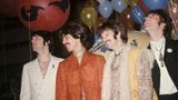 Juni 1967: die Beatles backstage während einer Live-Übertragung des "Sgt. Pepper's Lonely Hearts Club Band"-Albums. Mit diesem Album und vielen weiteren Songs mit psychedelischen Elementen begeistern sie damals die Mengen. 