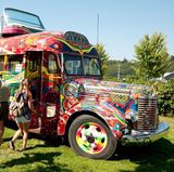 Damals ein Symbol für die Flower-Power-Bewegung und auch heute noch als Replik in Seattle zu besichtigen: Der psychedelische Bus trägt den Titel "Further". Gekauft wurde er im Jahr 1964 von Ken Kesey, einem Autor und wichtigem Mitglied der Hippie-Bewegung. 