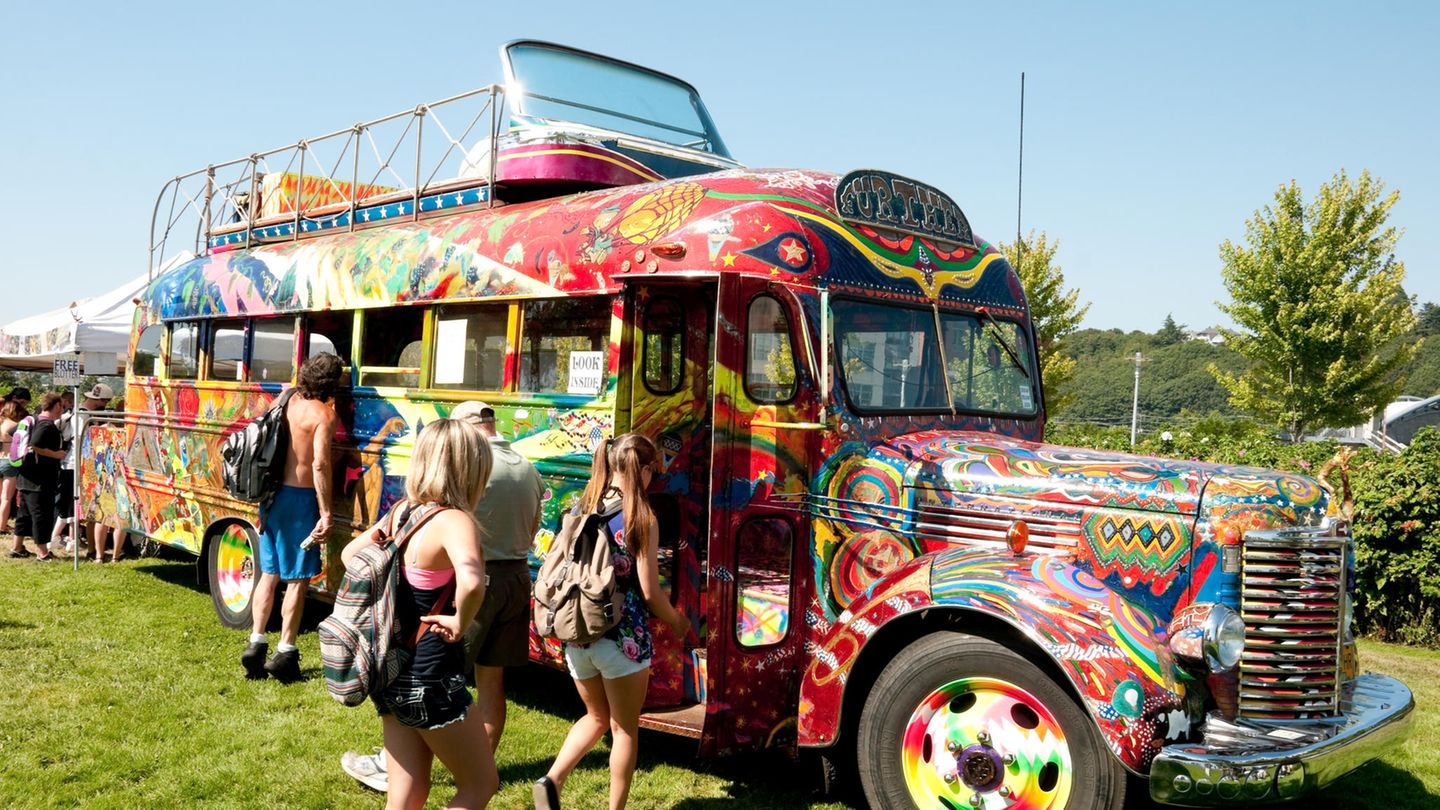 Damals ein Symbol für die Flower-Power-Bewegung und auch heute noch als Replik in Seattle zu besichtigen: Der psychedelische Bus trägt den Titel "Further". Gekauft wurde er im Jahr 1964 von Ken Kesey, einem Autor und wichtigem Mitglied der Hippie-Bewegung. 