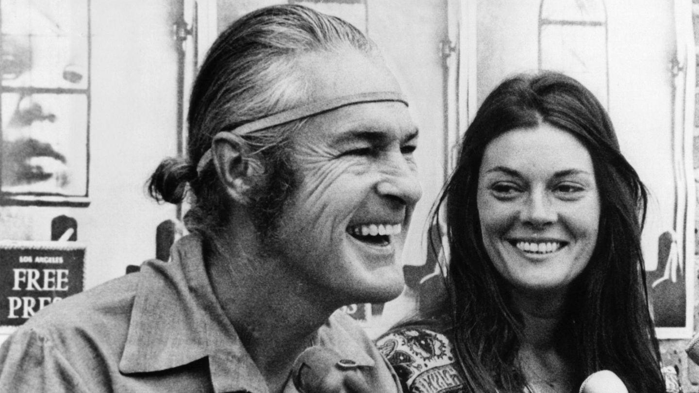 Der Psychologe Timothy Leary galt als LSD-Guru der Sechzigerjahre. Auf einer Pressekonferenz kommentiert er seine Verurteilung wegen Drogenbesitz - und lacht dabei. Im Hintergrund: seine Frau Rosemary Woodruff.