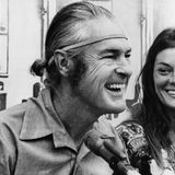 Der Psychologe Timothy Leary galt als LSD-Guru der Sechzigerjahre. Auf einer Pressekonferenz kommentiert er seine Verurteilung wegen Drogenbesitz - und lacht dabei. Im Hintergrund: seine Frau Rosemary Woodruff.