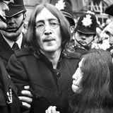 John Lennon, Vorläufer des Hippie-Kults, entfloh den Fängen der Berühmtheit mit LSD. Im Oktober 1968 stellt er sich schützend vor seine Frau Yoko Ono. Beide waren wegen des Besitzes von Drogen angeklagt.