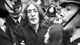 John Lennon, Vorläufer des Hippie-Kults, entfloh den Fängen der Berühmtheit mit LSD. Im Oktober 1968 stellt er sich schützend vor seine Frau Yoko Ono. Beide waren wegen des Besitzes von Drogen angeklagt.