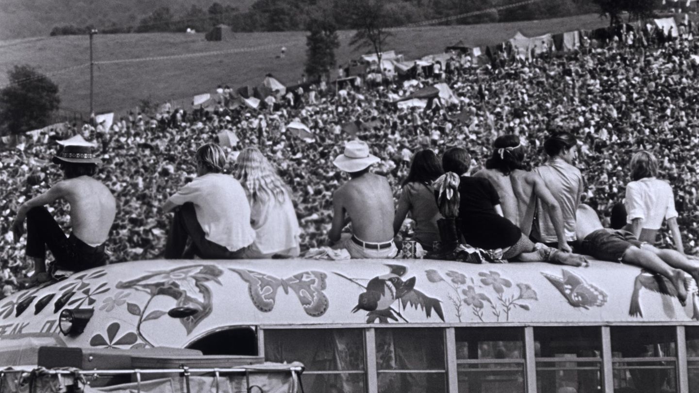 Das Woodstock Festival fand 1969 in einer kleinen Gemeinde westlich von New York statt. Hier feierten eine halbe Million Amerikaner den musikgeschichtlichen Höhepunkt der Hippie-Bewegung. Eine Generation versucht Ballast abzuwerfen: LSD ist die Droge der Stunde.  