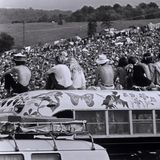 Das Woodstock Festival fand 1969 in einer kleinen Gemeinde westlich von New York statt. Hier feierten eine halbe Million Amerikaner den musikgeschichtlichen Höhepunkt der Hippie-Bewegung. Eine Generation versucht Ballast abzuwerfen: LSD ist die Droge der Stunde.  